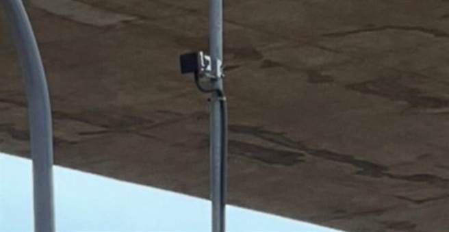 高雄市交通局3月底于渔港路、新生路段8处增设16套AI影像侦测器及10套VD侦测器，透过AI影像分析系统。此图为VD侦测器。（高雄市交通局提供／崔正纲高雄传真）