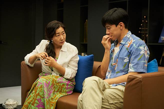 罗美兰（左）和金武烈回锅演出《政客诚实中2》，成为「诚实的嘴皮子」搭檔。（车库娱乐提供）