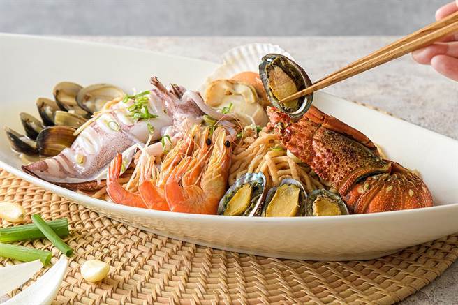 由鲜虾、蛤蜊、中卷及各式海鲜料理而成的「渔夫返港庆丰收海鲜意麵」。（高雄英迪格提供）