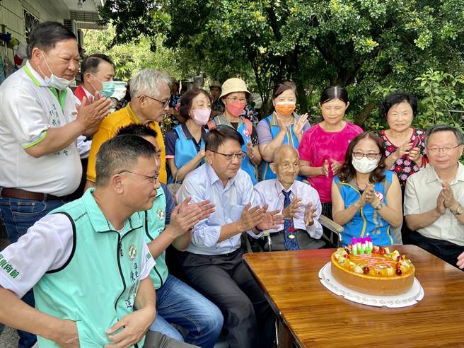 屏县府选在重阳节这天，与县内人瑞欢度节庆。(屏县府提供)