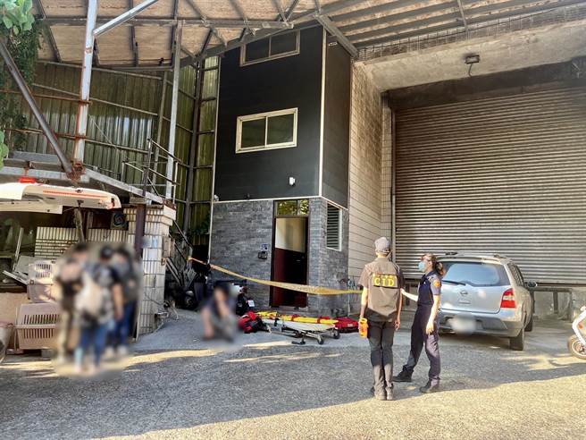 基隆市安乐区4日下午发生工安意外，1名电信外包商意外遭电梯夹住，当场死亡。警消正协力排除，并报请基隆地检署侦办。（基隆市警察局提供／张志康基隆传真）