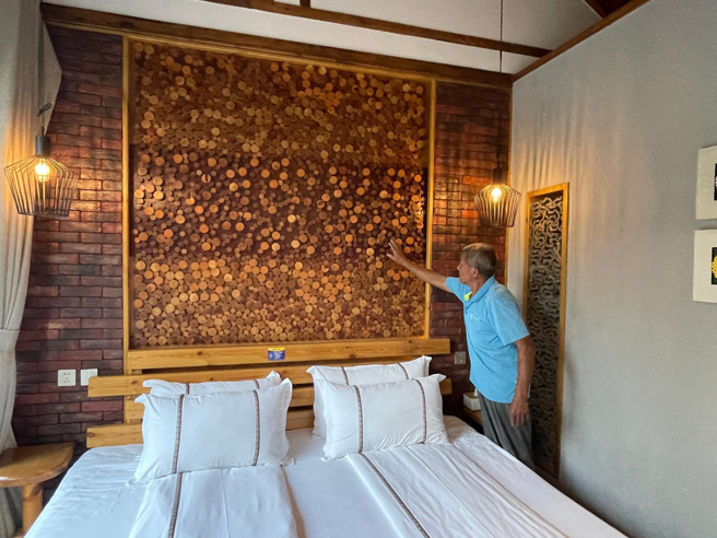 大陸國慶假期假期住宿價格飆升逾10倍，在北京郊區民宿價格暴漲至每日萬元人民幣，整體旅遊費用比歐洲遊還高。圖為北京懷柔長城邊上的民宿。（圖／新華社）