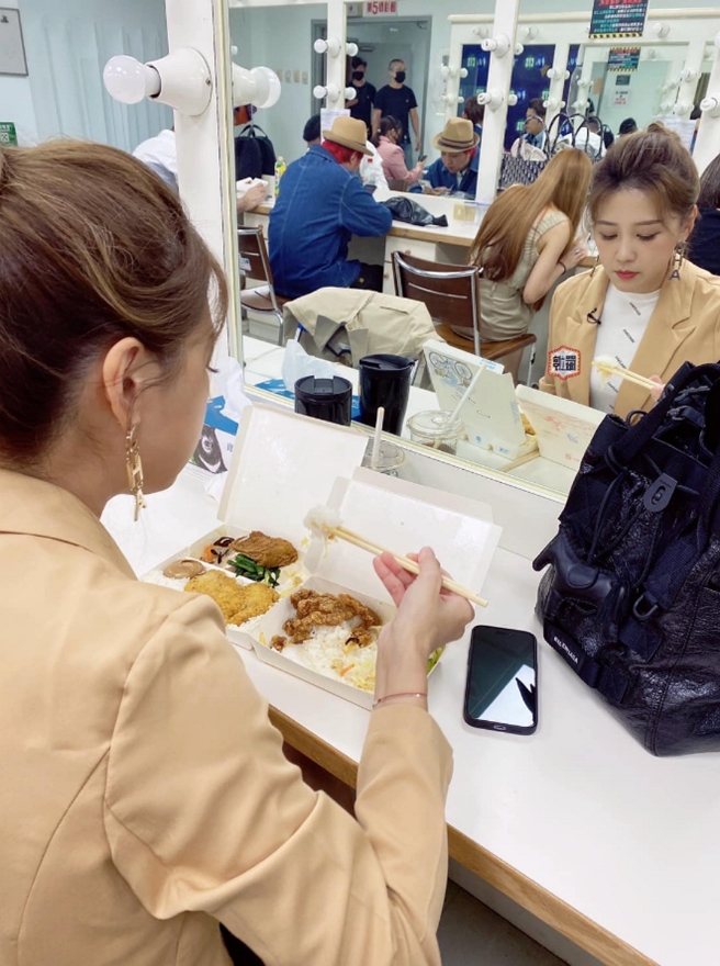 严立婷吃2个便当的食量吓坏粉丝。(图/ 摘自严立婷Willson&Tina脸书)