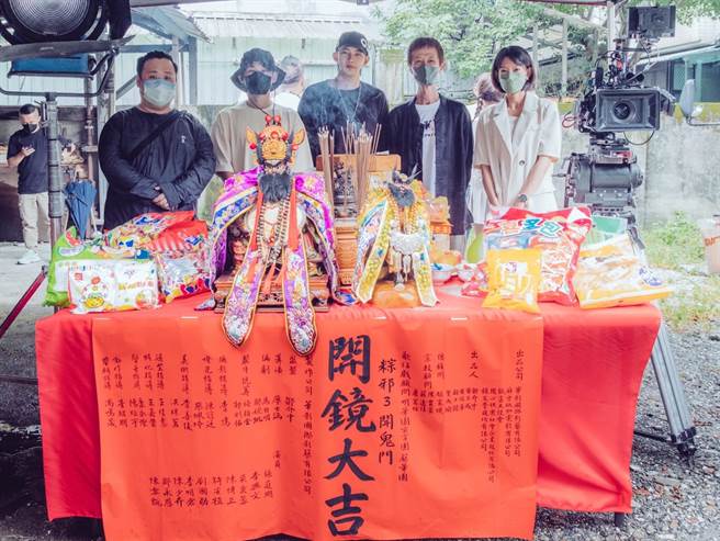 《粽邪3_开鬼门》演员刘国劭（左起）、草屯囝仔阿仓、张庭瑚、陈博正、吴奕蓉等参与开镜仪式。（华影提供）