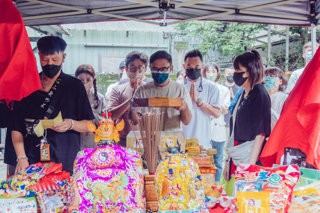 《粽邪3_开鬼门》由宗教顾问陈贯豪（左一）带领导演、监制等人举行开镜仪式。（华影提供）