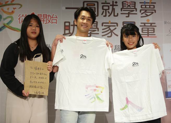 全聯第三度攜手勵馨基金會，支持勵馨家暴兒少助學計畫，四日舉辦「愛，從1開始」記者會，邀請藝人陳漢典（中）擔任公益愛心大使，受助對象真真（右）與ELVA（左）應邀出席。（季志翔攝）