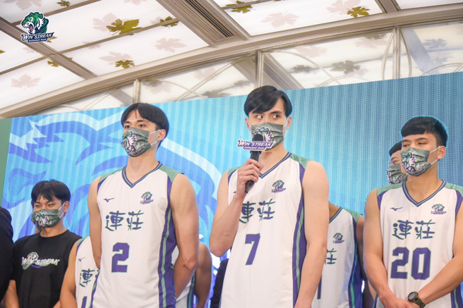 刘鸿敏（前右）、刘鸿杰（前左）加入连庄男排队。（连庄男排队提供）