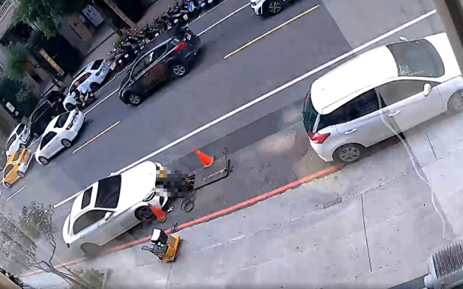 賓士女車主疑似未注意車前狀況，直接輾壓前方正坐在人孔蓋施工的工人。（翻攝自臉書報廢公社公開版）