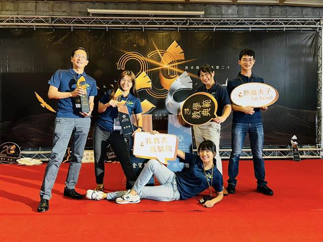 教育部上月陈清圳（左一）今年拿下担任校长16年来第4座教卓金质奖。（樟湖国中小提供）