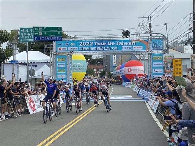 「浪漫台三線站」由LAMPERTI Luke選手，率先衝線抵達終點。(台中市政府提供)