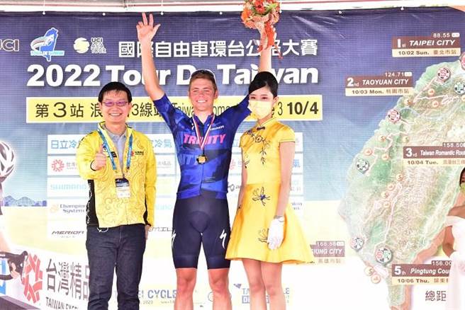 市府客委會主委江俊龍(左)為單站冠軍LAMPERTI Luke選手頒獎。(台中市政府提供)