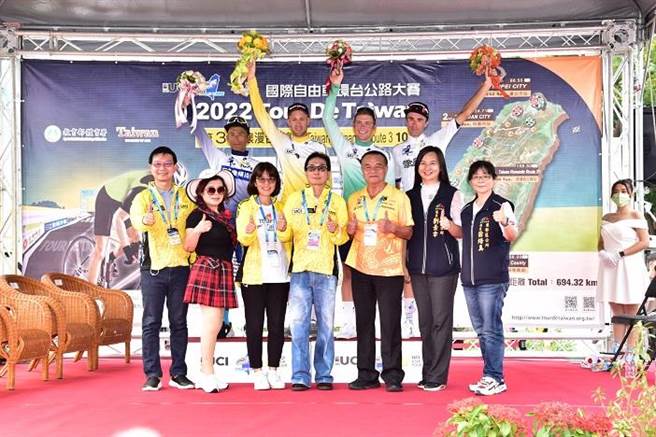 客家委員會副主委鍾孔炤等與會貴賓及「浪漫台三線站」獲獎選手合影。(台中市政府提供)