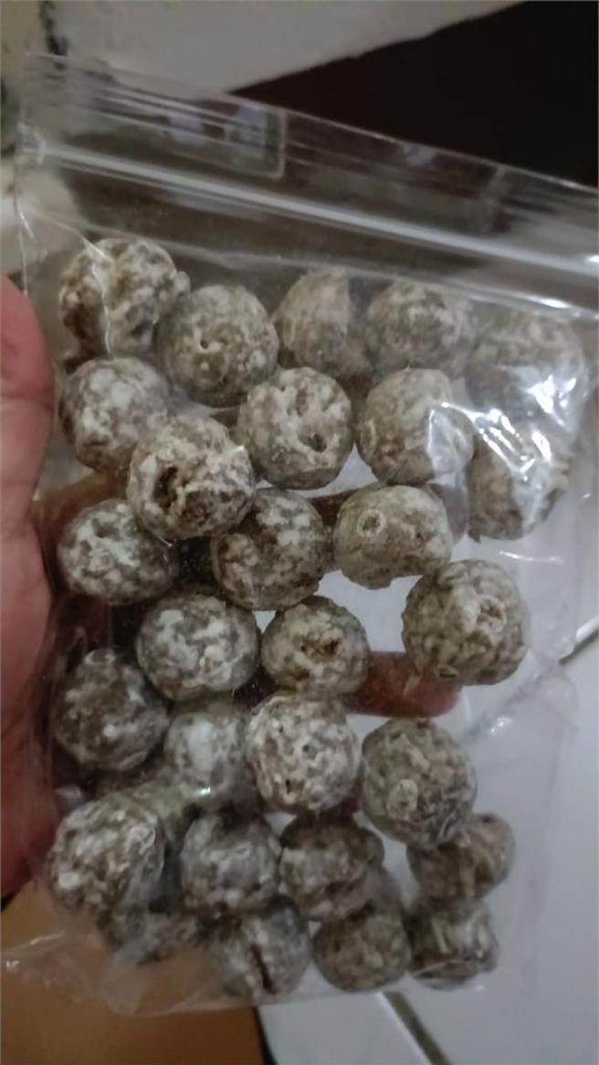 不少网友以为，外层裹着白色糖霜的「红豆丸」就是黑鸡丸。（图／翻摄自爆废公社公开版）