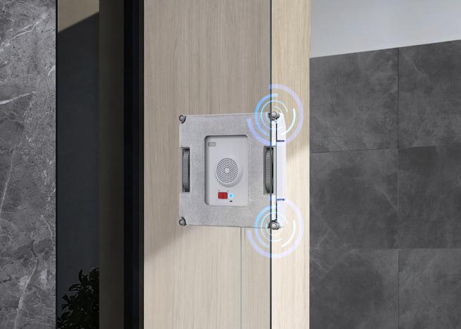 GLASSBOT W1 PRO搭载智慧攀岩系统，其智慧重力补偿使吸附的动力更强，溼擦也不担心失重掉落，加上新型的橡胶让轮胎不易沾灰，防打滑时同步自带清洁功能。（ECOVACS提供）