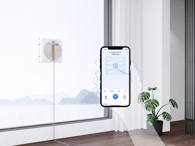 GLASSBOT W1 PRO可连动APP远端操作，更拥有语音提示功能，随时掌握状态，APP操作介面也简单清晰，家中长辈也能轻易一键完成窗户清洁。（ECOVACS提供）