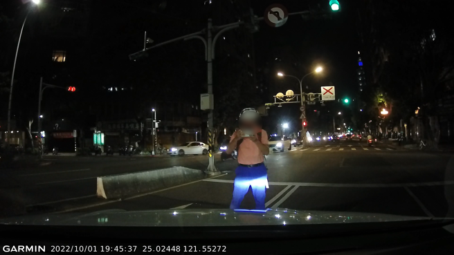 北市知名家医科诊所院长林青谷本月1日酒后骑乘脚踏车上街，因不满遭按喇叭，便站在车前以肉身拦车，要求驾驶下车。（翻摄照片）