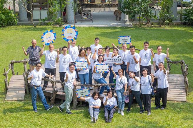 五星级高雄福华饭店今年届满25周年庆回馈社会，前往杉林区巴楠花部落国民中小学举行「偏乡送爱书香营养午餐」活动。（柯宗纬翻摄）