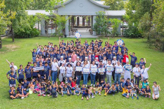 五星级高雄福华饭店今年届满25周年庆回馈社会，前往杉林区巴楠花部落国民中小学举行「偏乡送爱书香营养午餐」活动。（柯宗纬翻摄）