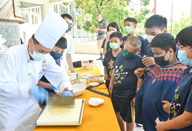 五星级高雄福华饭店今年届满25周年庆回馈社会，前往杉林区巴楠花部落国民中小学举行「偏乡送爱书香营养午餐」活动。（柯宗纬翻摄）
