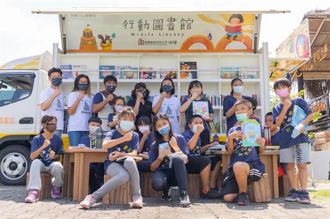 五星级高雄福华饭店今年届满25周年庆回馈社会，前往杉林区巴楠花部落国民中小学举行「偏乡送爱书香营养午餐」活动。（柯宗纬翻摄）