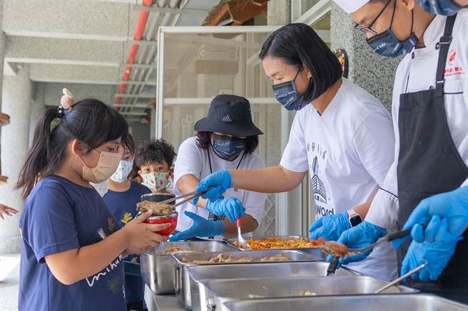 五星级高雄福华饭店今年届满25周年庆回馈社会，前往杉林区巴楠花部落国民中小学举行「偏乡送爱书香营养午餐」活动。（柯宗纬翻摄）