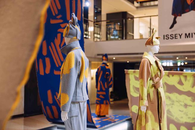 ISSEY MIYAKE 2022秋冬從植物獲取靈感，融合羊毛與棉推出「GROW斑斕毛織」系列。（ISSEY MIYAKE提供）