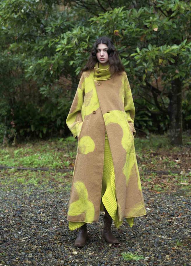 ISSEY MIYAKE 斑斕毛織高領開釦大衣，8萬300元。（ISSEY MIYAKE提供）