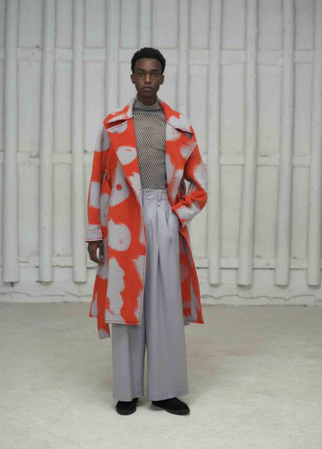 ISSEY MIYAKE 斑斕毛織西裝領綁帶大衣7萬5800元、網眼APOC高領長袖上衣1萬3800元、果色毛織寬管長褲2萬2800元。（ISSEY MIYAKE提供）