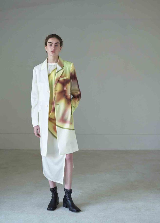 ISSEY MIYAKE 果芯引染系列 ，使用日本百年傳統 shiborizome（紮染技法）繪出垂涎欲滴的果實圖案。（ISSEY MIYAKE提供）