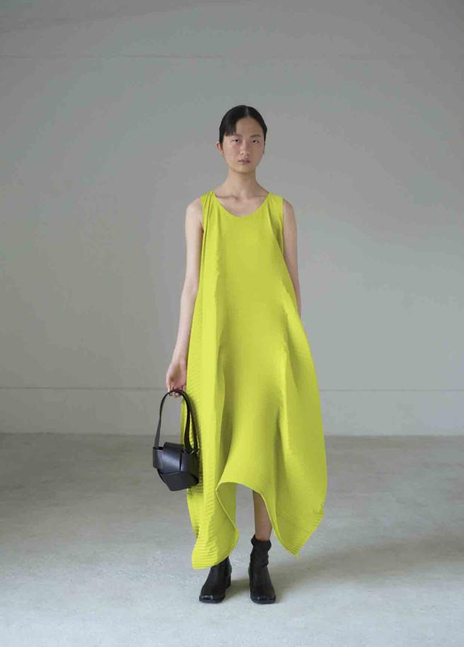 ISSEY MIYAKE 飛葉揚褶 系列運用全新縐褶技法，展現盛夏的植物蓬勃的意象。（ISSEY MIYAKE提供）