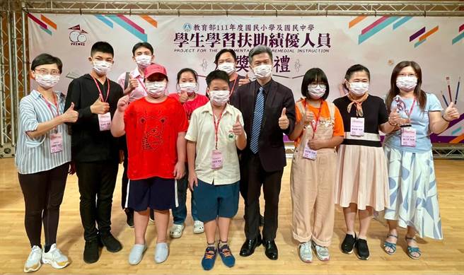 台中市力推学生学习扶助计画，全国学习扶助绩优人员评选今揭晓，台中市有教师罗久芳获奖及3名学生获得绩优。（台中市教育局提供）