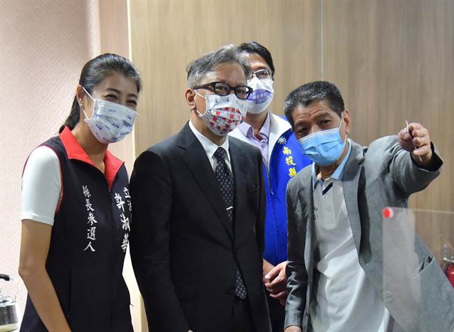 何胜丰（右起）带横地晃等人参观南投县议会议事运作程序。（南投县府提供／杨静茹南投传真）
