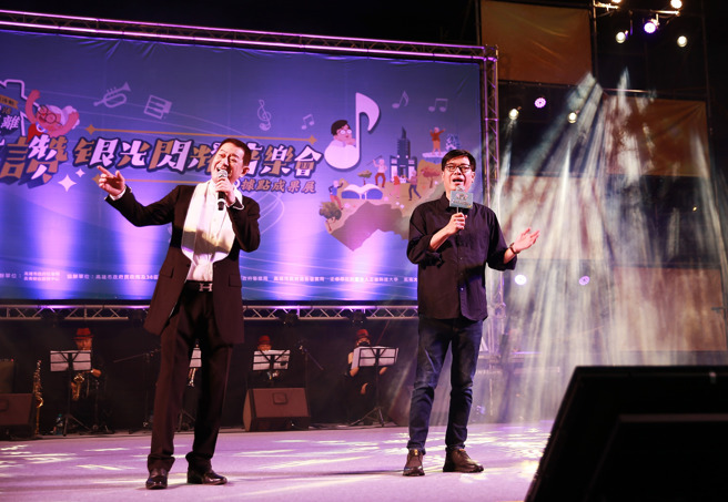 陈其迈(右)今日在脸书自爆自己「从唱了红豆掉漆，就有PTSD创伤后压力症，对唱歌有点怕」，但因为重阳敬老，因此今日唱出一首「快乐的出航」。（取自陈其迈脸书）