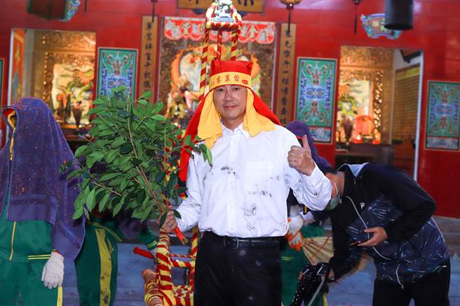 吴皓升《市井豪门》开场戏就被炸。（民视提供）