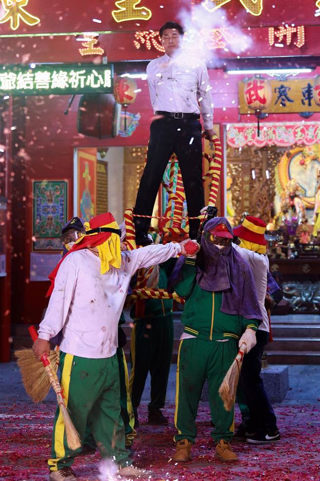 吴皓升《市井豪门》开场戏就被炸。（民视提供）