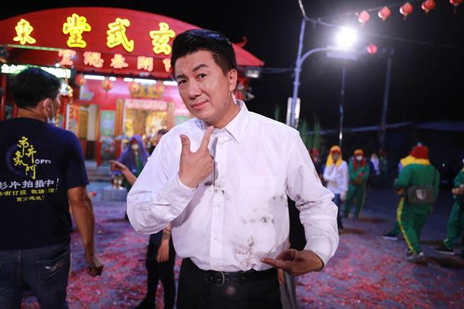 吴皓升《市井豪门》开场戏就被炸，脸上黏炮屑。（民视提供）