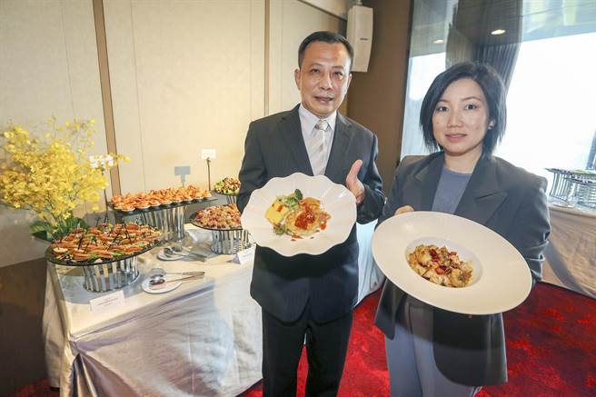 屏东县农业处长郑永裕（左）与六福集团董事长庄丰如（右）推荐六福万怡酒店「粤亮」广式料理的「麻婆豆腐石斑鱼」、「酸菜石斑鱼」等个人即时料理包。（屏东县政府提供）