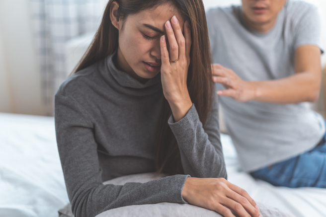 一名女网友抱怨，31岁的男友想转行当作业员，她担心两人未来会因为金钱问题起争执。（示意图／shutterstock）