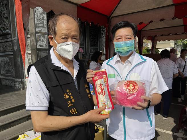 桃園慈護宮每年重陽節都會舉辦敬老壽桃贈送活動，千份壽桃和平安麵線免費送給80歲以上長者。(蔡依珍攝)