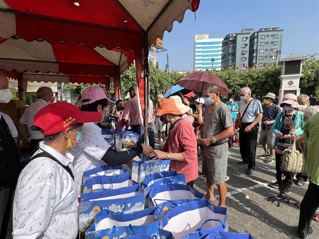 一早就有長者排隊等候。(蔡依珍攝)