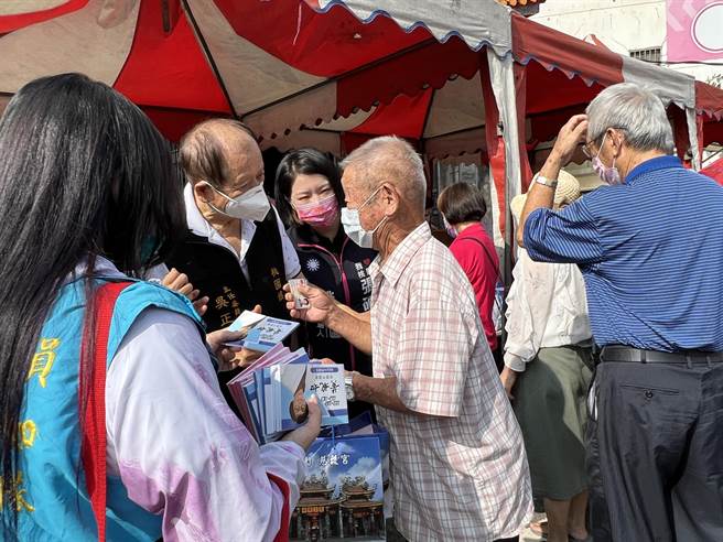 慈護宮主委吳正宗忙進忙出不時關心長者。(蔡依珍攝)