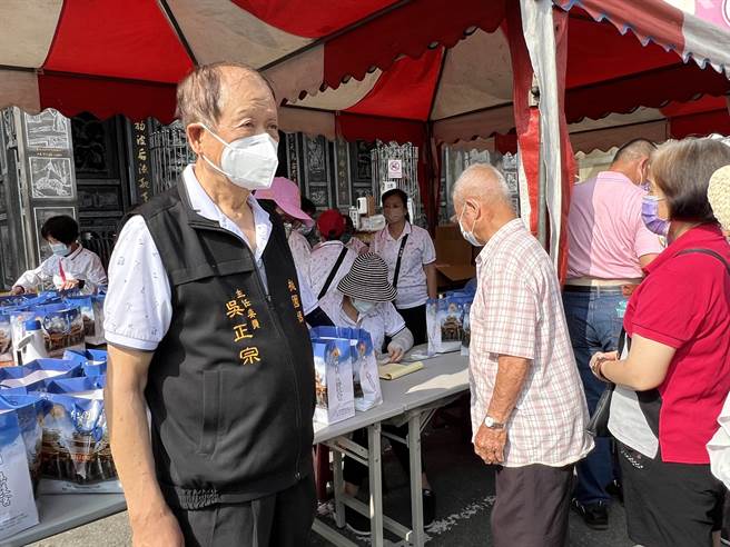 慈護宮主委吳正宗忙進忙出不時關心長者。(蔡依珍攝)