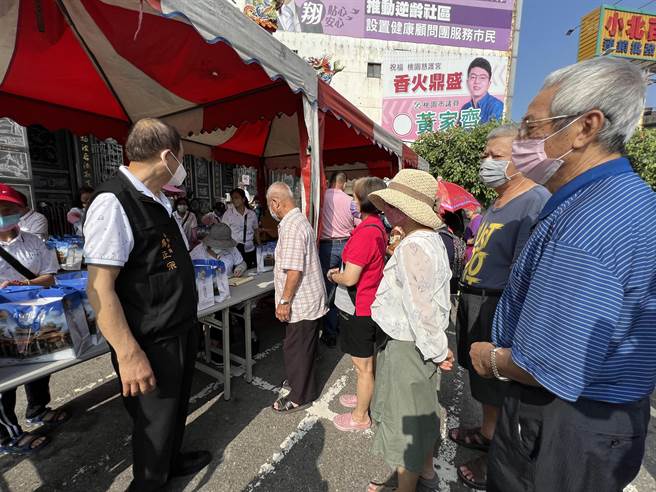 慈護宮主委吳正宗忙進忙出不時關心長者。(蔡依珍攝)