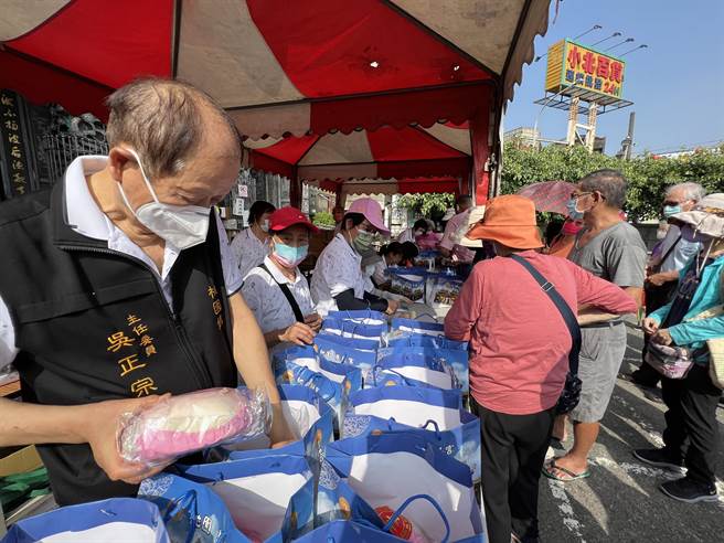 慈護宮主委吳正宗忙進忙出不時關心長者。(蔡依珍攝)