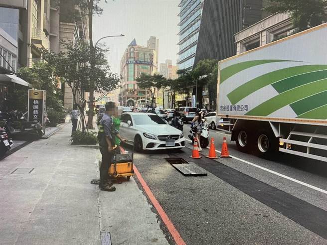 陳姓工人昨被捲入張姓女子賓士車下，雖受擦挫傷，但並無大礙。(翻攝照片／蔡依珍桃園傳真)