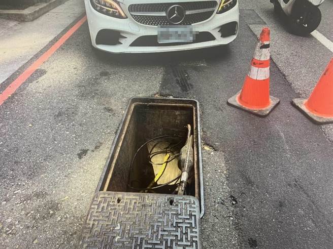 陳姓工人昨被捲入張姓女子賓士車下，雖受擦挫傷，但並無大礙。(翻攝照片／蔡依珍桃園傳真)