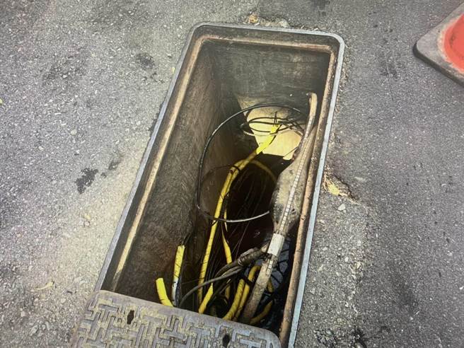 陳姓工人昨被捲入張姓女子賓士車下，雖受擦挫傷，但並無大礙。(翻攝照片／蔡依珍桃園傳真)