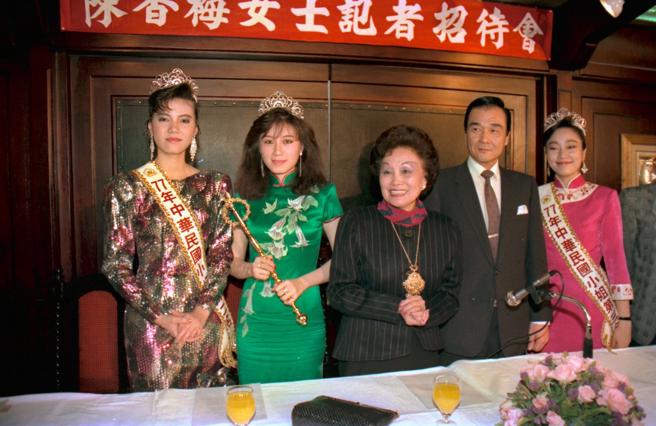 周迺嵩（右二）民国78年开记者会取消凌蕙蕙的后冠，由赵英华（左二）递补。（图／中时资料照）