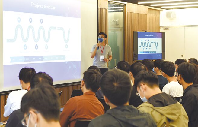 联咏科技携手成功大学产学创新总中心于9月29日举办「解密IC设计产业－与学长姐职场经验交流分享茶会」。图／成大提供