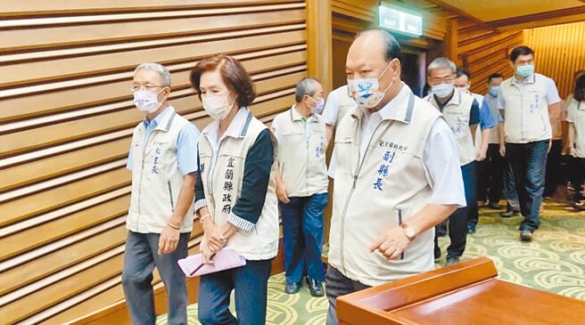 宜兰县长林姿妙（左二）3日起开始请假投入选举力拚连任，请假期间不支薪，职务由副县长林建荣代理，县务正常运作。（吴佩蓉摄）